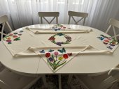 Fata de masa  Dansul fluturilor printre lalele