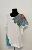 Tricou alb  Flori abstracte multicolore